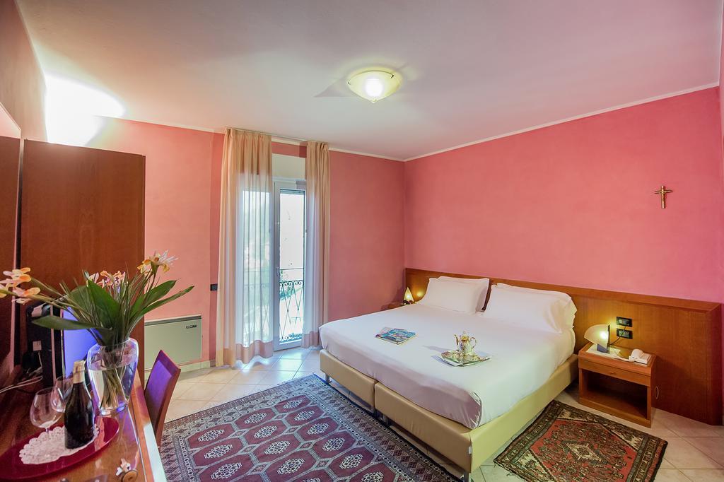Hotel San Gerolamo Vercurago ภายนอก รูปภาพ
