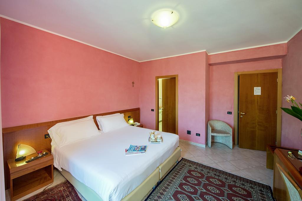 Hotel San Gerolamo Vercurago ภายนอก รูปภาพ
